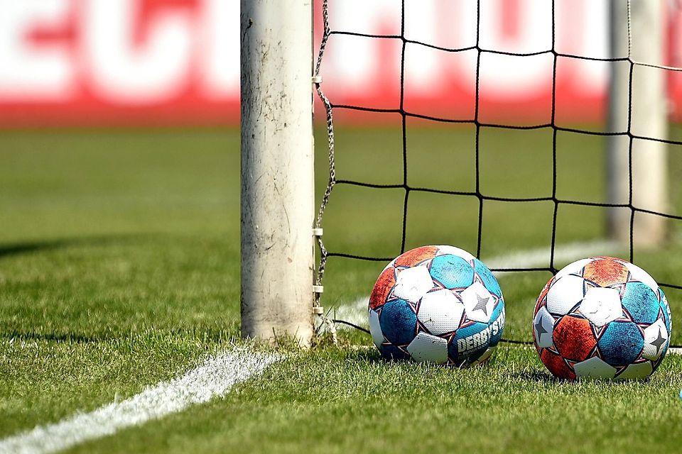 Der Ball im Aus? Im Bezirk Schwaben setzte sich der BFV für eine Erleichterung der Quarantänemaßnahmen bei Corona-Fällen im Fußball ein.