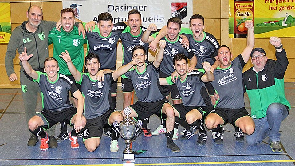 Sie hatten am Ende allen Grund zur Freude – die Fußballer des FC Stätzling. Sie fahren als Landkreismeister zur Augsburger Kreismeisterschaft, die am 6. Januar in Friedberg stattfindet.