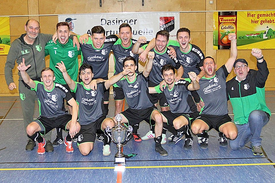 Sie hatten am Ende allen Grund zur Freude – die Fußballer des FC Stätzling. Sie fahren als Landkreismeister zur Augsburger Kreismeisterschaft, die am 6. Januar in Friedberg stattfindet.