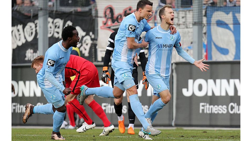 Sliskovic (Mitte) beglückwünscht Baumgärtel, auf sein eigenes erstes Tor wartet er noch. Foto: Pressefoto Baumann