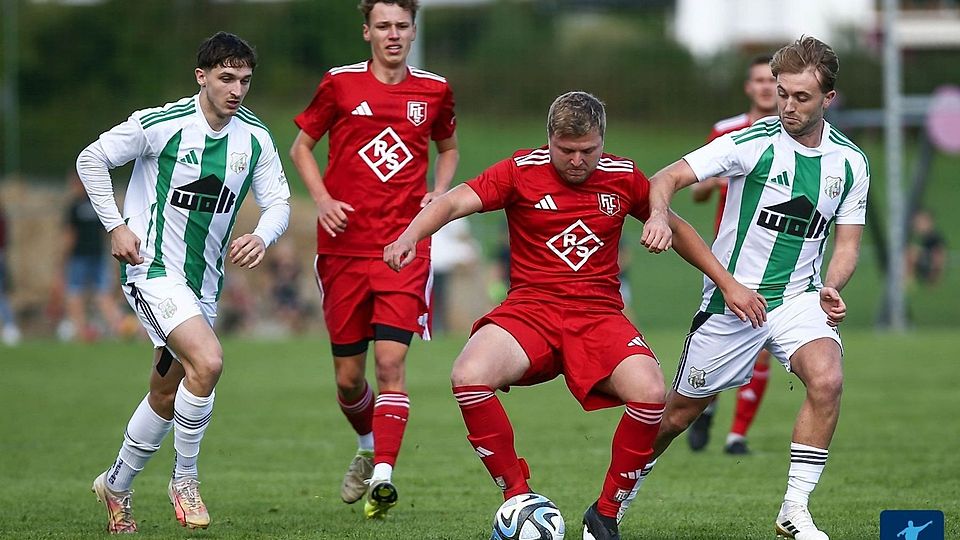 Patrick Rietzler (zweiter von rechts in rot) wird Co-Spielertrainer bei der SG Lindberg II / Rabenstein I 