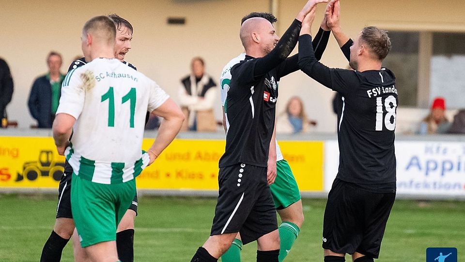 Der FSV Landau (in schwarz) hat zum Abschluss einen Sieg in Aufhausen eingefahren und geht mit fünf Punkten Vorsprung an der Tabellenspitze der Kreisliga Isar-Rott in die Winterpause. 