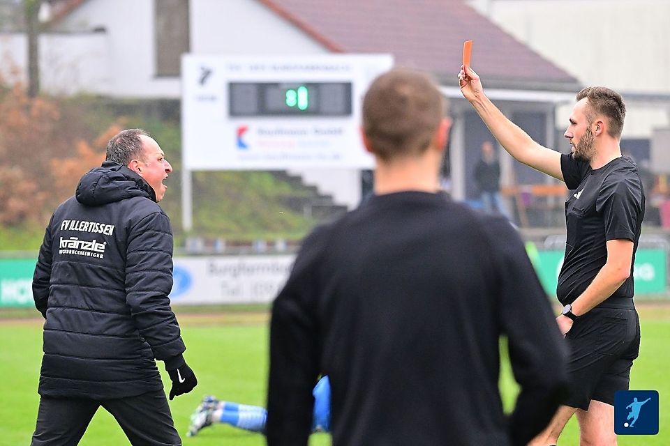 Illertissens Coach Holger Bachthaler (li.) sah in Fürth-Burgfarrnbach Rot! Am Ende nahm der FVI aber dennoch alle drei Punkte mit nach Hause.