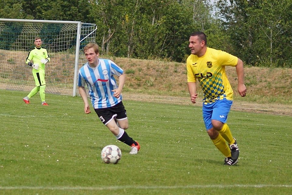 Jeremy Walter (in blau) spielt künftig für den Holzweißiger SV.