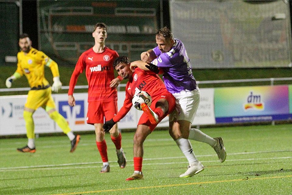 Christopher Kramer (VfR Neumünster) bearbeitet Devran Boztepe (li., Kilia Kiel).