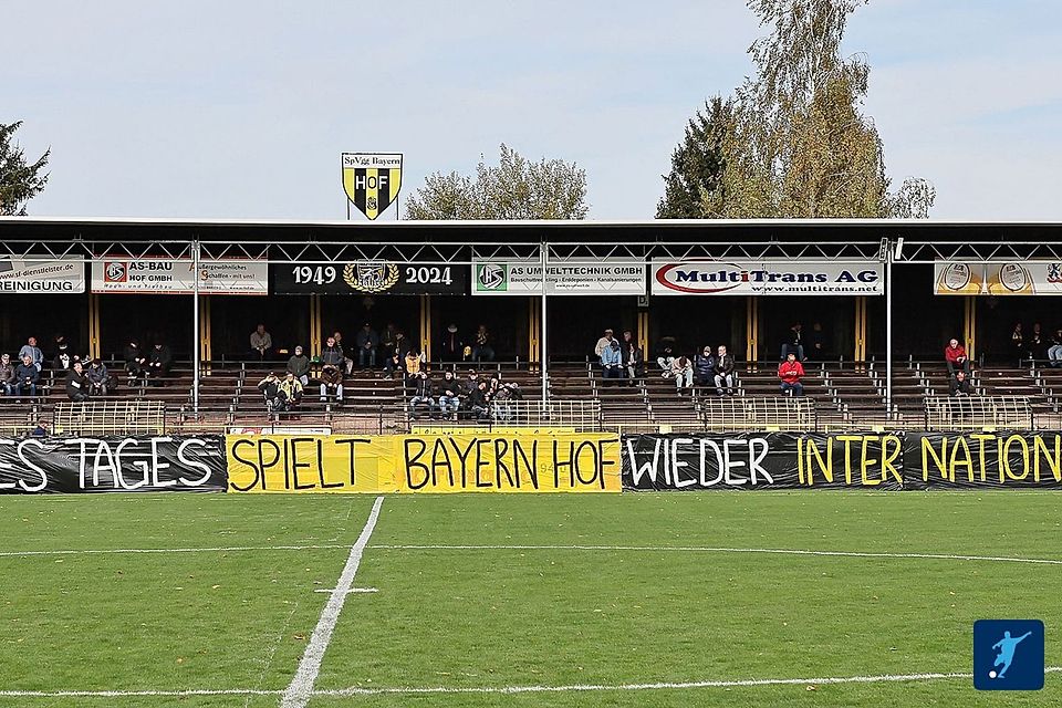 Ob die SpVgg Bayern Hof eines Tages wieder international spielt, wie auf dem Plakat in der Grünen Au zu lesen ist? Derzeit nur sehr schwer vorstellbar. Der Klub hat große finanzielle Probleme. 