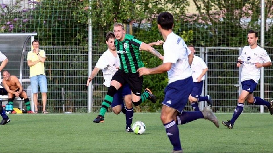 Tobias Haufe (in grün-schwarz) verstärkt mit sofortiger Wirkung den Kader des TSV.                  F: Schulze
