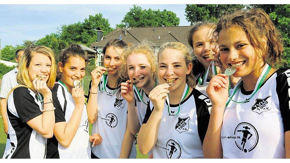 Die B-Juniorinnen des TV Herkenrath gewannen die Gold-Medaillen gegen TuRa Dieringshausen im Finale mit 2:0., Foto: Randow