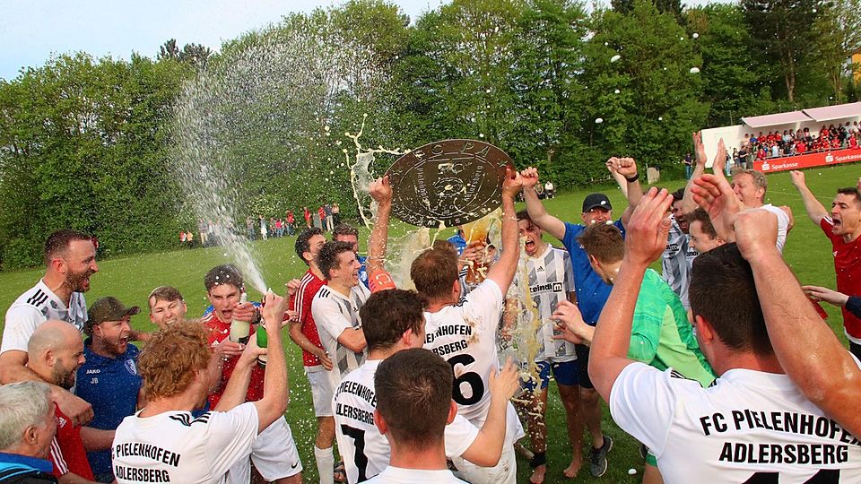 Sektdusche, selbstgebastelte Meisterschale: Der FC Pielenhofen-Adlersberg feiert den Aufstieg in die Bezirksliga meisterlich.