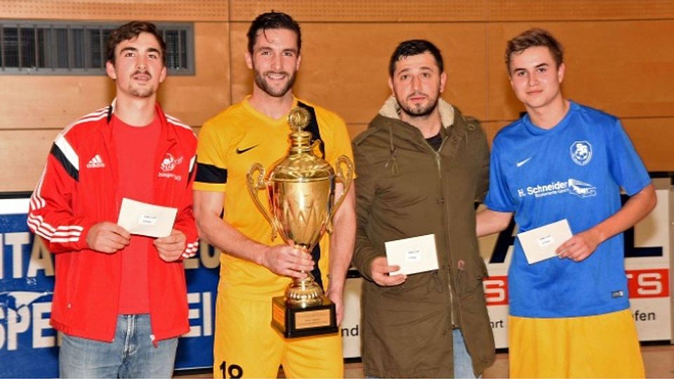 Rückblick auf die Siegerehrung im vergangenen Jahr: Teutonia Köpperns Kapitän Marcel Kötter (Zweiter von links) mit dem„Ralf-Müller-Energiesysteme-Cup“. 	Archivfoto: jf