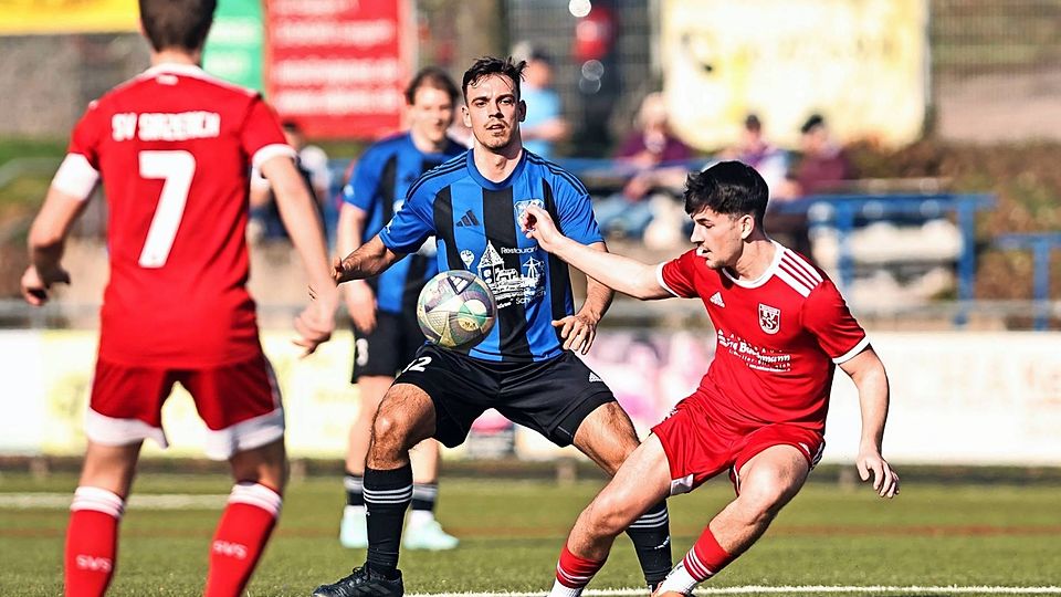 Valentin Frick (TuS Mosella Schweich, Mitte) und Tom Schüßler vom SV Sirzenich (rechts, rotes Trikot) im Zweikampf. Die Mosella siegte knapp mit 3:2.