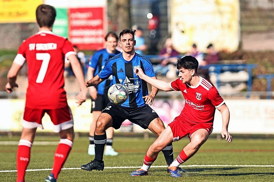 Valentin Frick (TuS Mosella Schweich, Mitte) und Tom Schüßler vom SV Sirzenich (rechts, rotes Trikot) im Zweikampf. Die Mosella siegte knapp mit 3:2.
