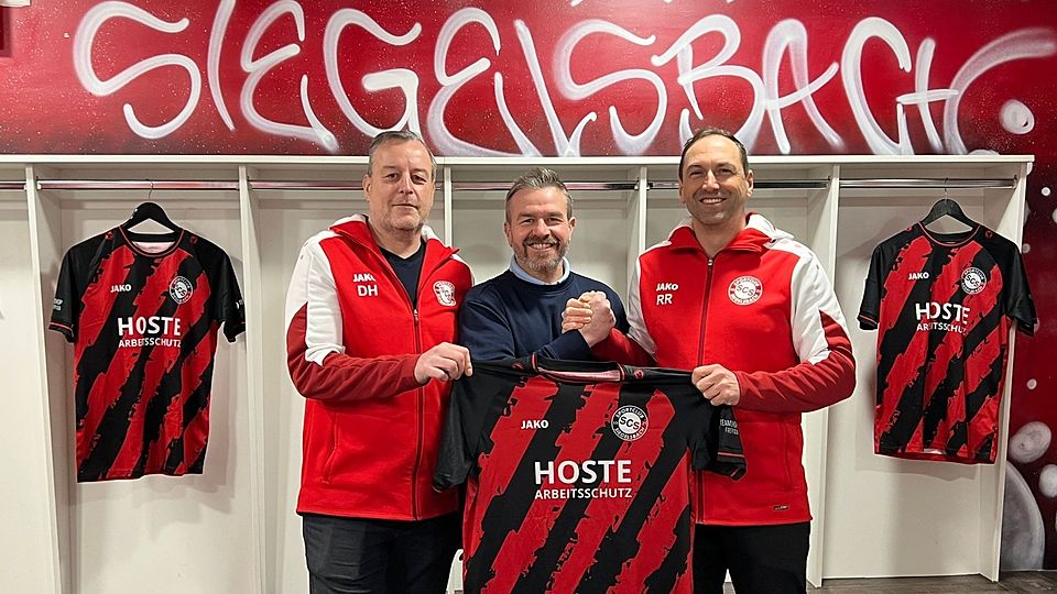 Luca Di Paolo (m.) übernimmt zur neuen Saison den SC Siegelsbach. Links Heino Dämmig und Rolf Remmele vom SC freuen sich.