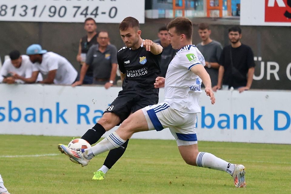 Benedikt Wiegert(l) beim Spiel gegen den FC Deisenhofen