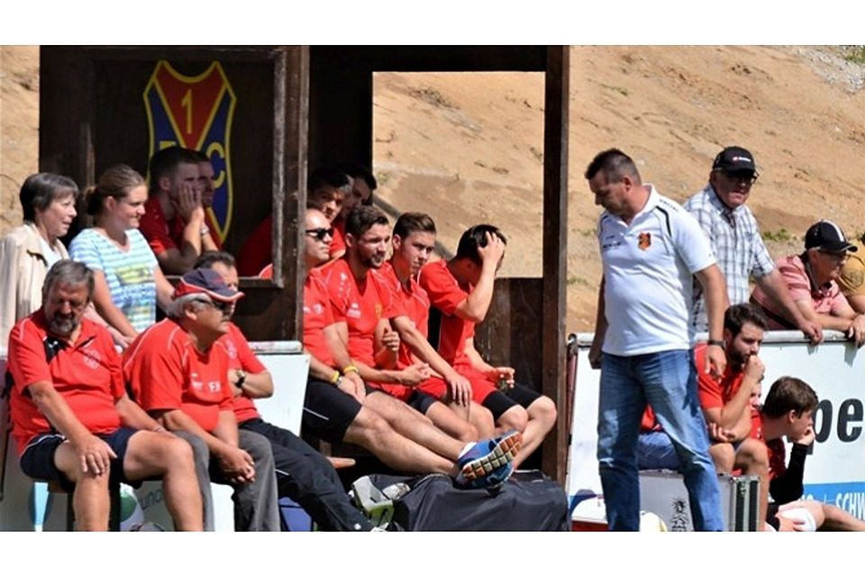 Sorgenvolle Mienen auf der Bad Kötztinger Bank – noch haben die Rotblauen ihrem Trainer wenig Grund zur Freude gegeben.  Foto: Gollek-Riedl