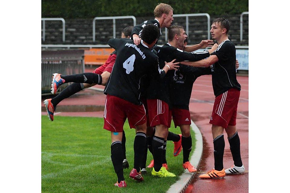 Torschütze Yannick Albrecht (rechts) wird nach dem 2:1 von seinen Mitspielern bejubelt., Foto: Randow