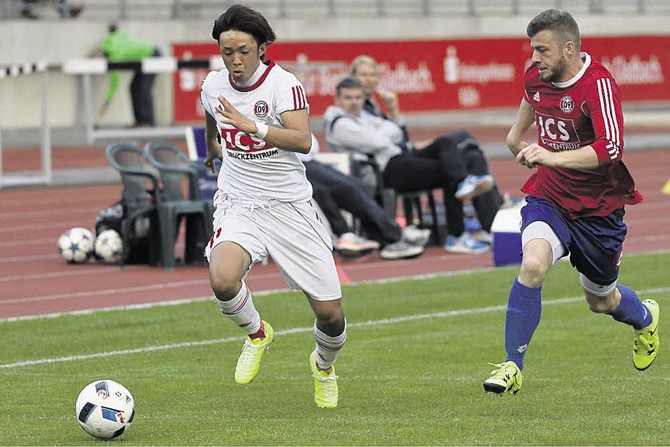 Seine feine Technik ermöglichte ihm den Siegtreffer in einer ansonsten an Höhepunkten armen Begegnung. Kaoru Tanimoto (l.) versenkte gegen den Gast den Ball im Arjen-Robben-Stil. Foto: Anton Luhr