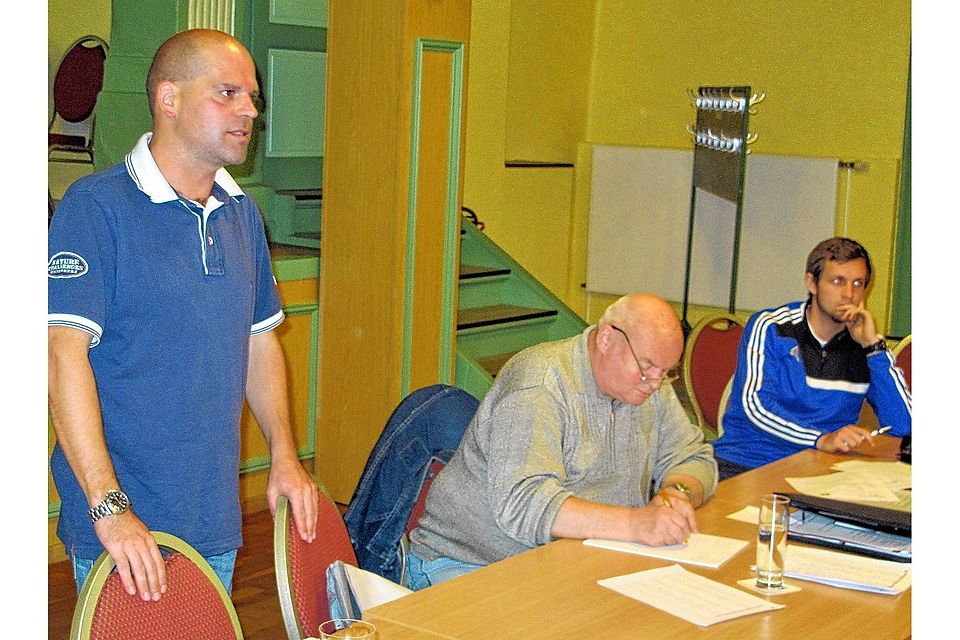Tino Männer (l.) und Florian Markhoff (r., in der Mitte Schiri-Obmann Harald Höhncke) werden den neuen Anwärterlehrgang leiten.kfv