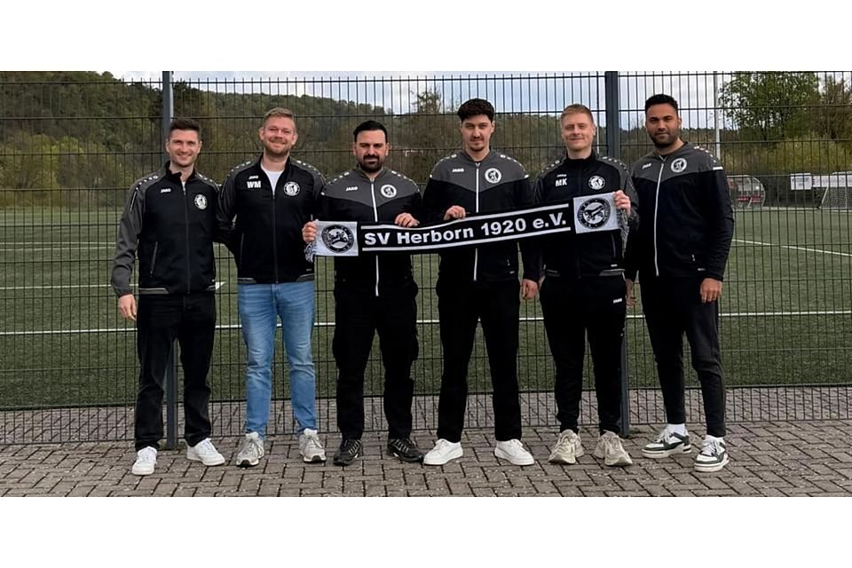 Herborns neues Trainerduo Sergen Rüzgar (Dritter v. l.) und Mert Türk (Vierter v. l.) wird von den SV-Vorstandsmitgliedern (v. l.) Alexander Clatici-Reindt, Wiktor Morawski, Marcel Kaliczok und Tanju Köroglu vorgestellt. © SV Herborn