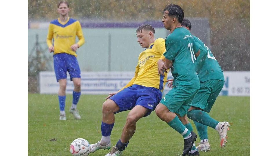 Schwerer Stand: Die SG Langstadt/Babenhausen (links Pascal Peikert) unterlag in der Fußball-Verbandsliga mit 1:3 gegen den VfR GRoß-Gerau (rechts Nicolas Bambague).