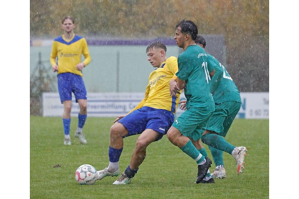 Schwerer Stand: Die SG Langstadt/Babenhausen (links Pascal Peikert) unterlag in der Fußball-Verbandsliga mit 1:3 gegen den VfR GRoß-Gerau (rechts Nicolas Bambague).