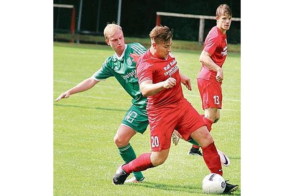 Wollen weiter am Ball bleiben: Der VfL Wildeshausen (in rot, hier gegen Hansa Friesoythe) will gegen den TSV Oldenburg an seine jüngsten Erfolge anknüpfen. Heiner Elsen