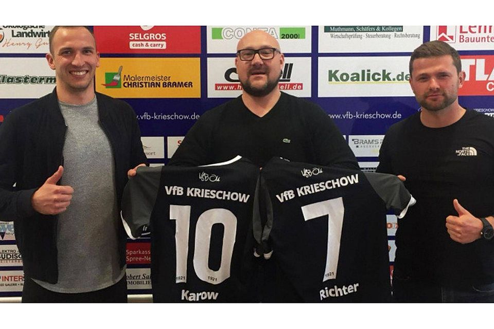 Kevin Karow, Vorstandsmitglied Christof Lehmann und Tim Richter. Foto: VfB Krieschow