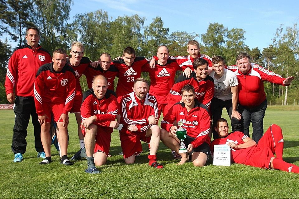 Turniersieger bei den Männern: Der Heinersdorfer SV bezwang City Schwedt mit 1:0 und das gastgebende Schönower Landesklasse-Team im entscheidenden Match mit 2:1.  ©Carola Voigt