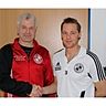 Auf eine weitere gute Zusammenarbeit: Trainer Timo Schlabach (rechts) und der erste Juniorenvorsitzende von RW Hünsborn, Godehard Schönauer. 	Foto: leem