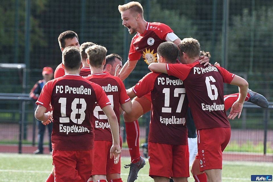 Der FC Preußen Espelkamp jubelt gemeinsam. 