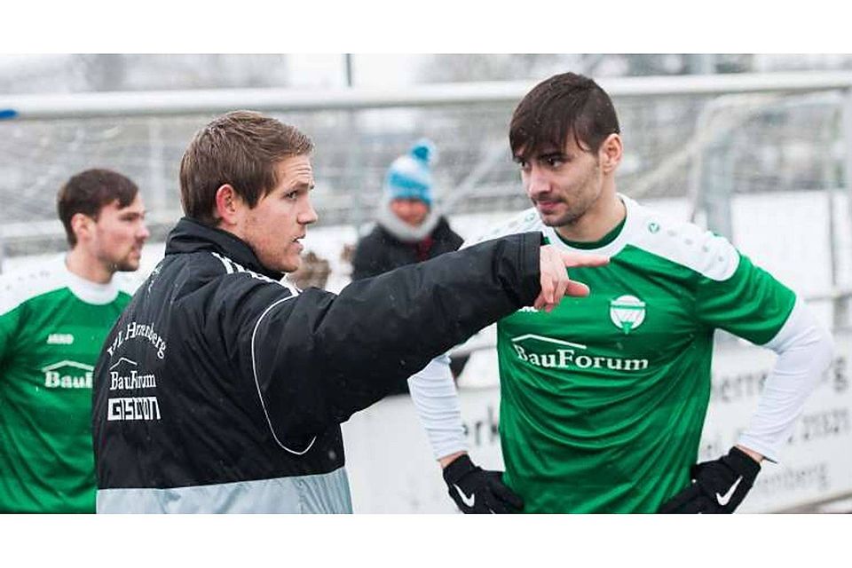 Herrenbergs Trainer Michael Sattler (links, mit Neuzugang Oguz Yüksel): "Die Stimmung im Team ist gut" Foto (Archiv): Schmidt