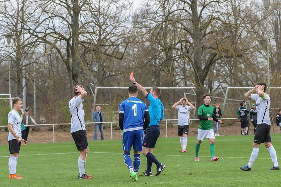 In der 17. Minute musste Alexander Seidens wegen einer Notbremse den Platz verlassen. F: Will