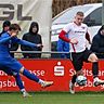 Daniel Koller (links) brachte den BC Rinnenthal gegen den VfR Jettingen (rechts Dominik Wohnlich) mit 1:0 in Führung. Später musste Koller verletzt vom Feld. 