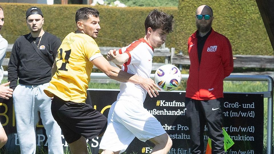 Bei bestem Fußballwetter hatten Luca Waldenmeier (in Gelb) und der TSV Perchting im Derby gegen Berg II um Lucas Wupper die Nase vorn. MTV-Trainer Djoko Kalaba (hinten r.) haderte nach Abpfiff etwas mit der Chancenverwertung seines Teams in der ersten Halbzeit.