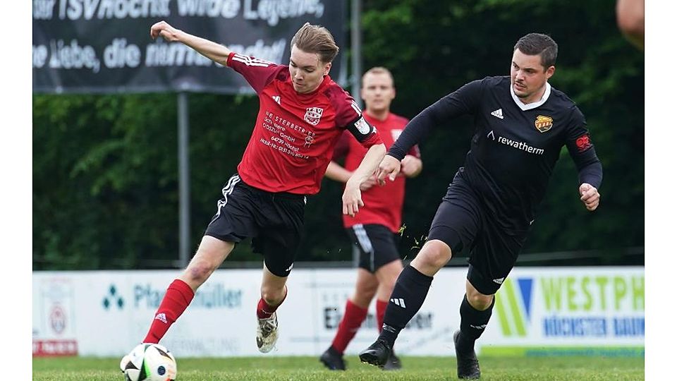 Zum vorerst letzten Mal in der A-Liga spielt der TV Hetzbach, hier Andre Keil (r.) im Duell mit Höchsts Janis Albohr, gegen den TSV II noch 1:1.	Foto: Herbert Krämer