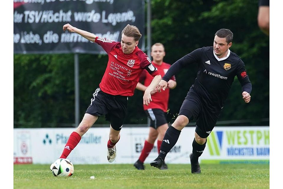 Zum vorerst letzten Mal in der A-Liga spielt der TV Hetzbach, hier Andre Keil (r.) im Duell mit Höchsts Janis Albohr, gegen den TSV II noch 1:1.	Foto: Herbert Krämer