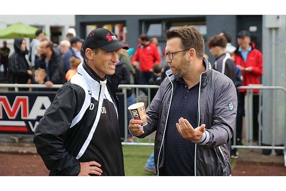 Im Austausch: Delbrücks Trainer Detlev Dammeier redet während eines Testspiels mit dem Geschäftsführer Sport des SC Paderborn 07, Martin Przondziono. 