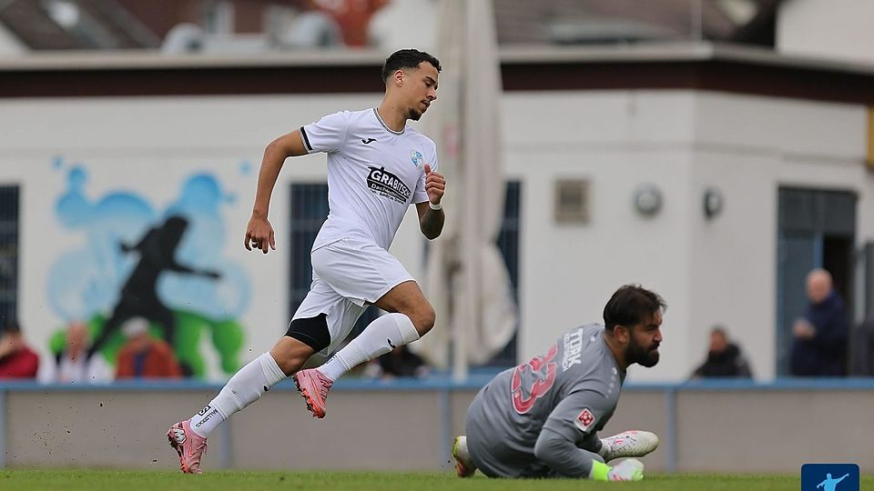 Gewohntes Bild in der Gruppenliga: Unterliederbachs Justin Matthews dreht zum Jubeln ab.