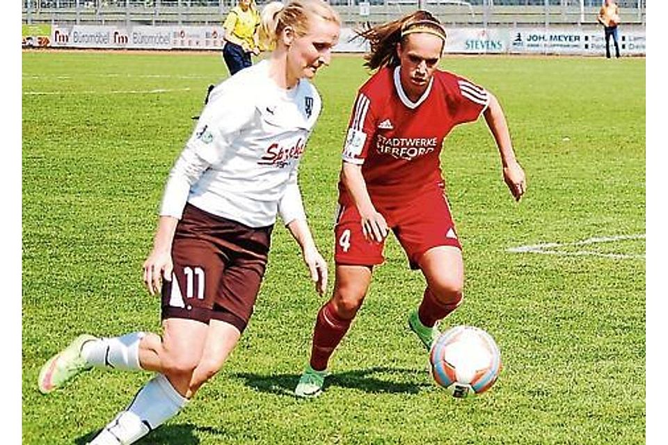 Agnieszka Winczo (links) ? hier gegen Frederike Schaaf ? leitete das 1:0 ein und erhöhte auf 2:0 für den BVC. schultjan
