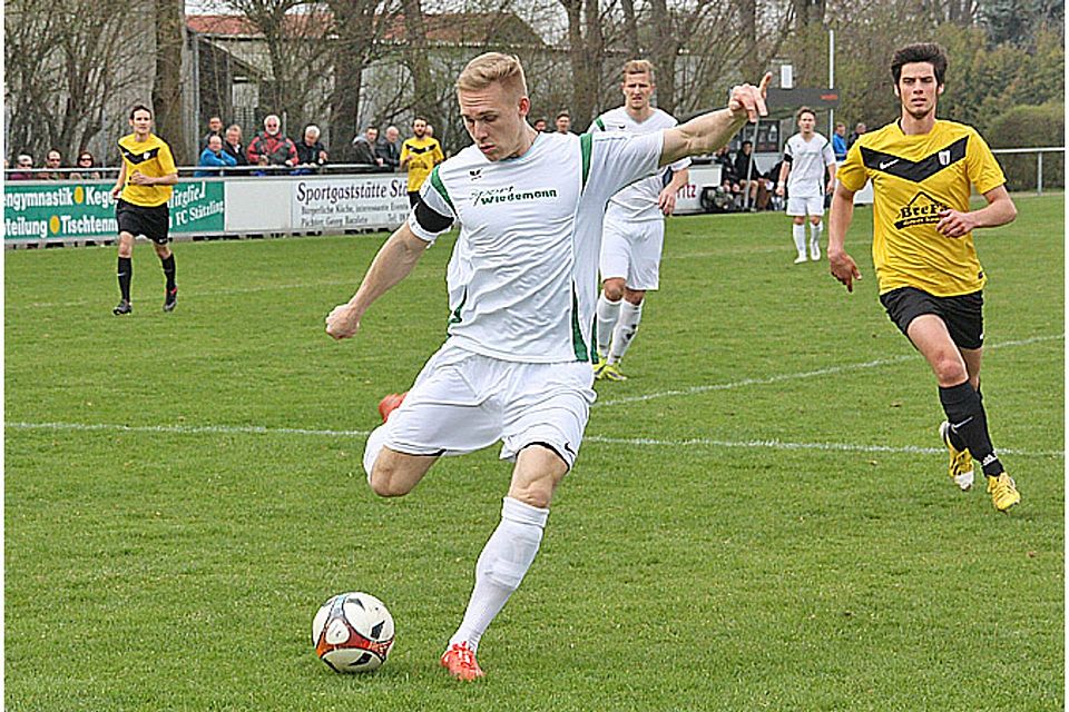 Der FC Stätzling mit Marvin Gaag steht weiterhin auf dem zweiten Tabellenplatz in der Bezirksliga.  Foto: Schröders