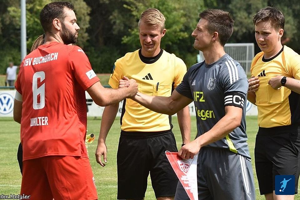 Der 1,88 Meter große Abwehrhüne ist auch abseits des Platzes ein echter Fußballfachmann. Als Mitarbeiter des Fachbereichs Spiel- & Taktikanalyse, Scouting und Kaderplanung beim Internationalen Fußball-Institut (IFI) in Ismaning bringt Sportwissenschaftsstudent Philipp Walter (links) ein tiefes Verständnis für Spielprozesse mit, was ihm in seiner Rolle als Kapitän zugutekommt. Der 1,88 Meter große Abwehrhüne ist auch abseits des Platzes ein echter Fußballfachmann. Als Mitarbeiter des Fachbereichs Spiel- & Taktikanalyse, Scouting und Kaderplanung beim Internationalen Fußball-Institut (IFI) in Ismaning bringt Sportwissenschaftsstudent Philipp Walter (links) ein tiefes Verständnis für Spielprozesse mit, was ihm in seiner Rolle als Kapitän zugutekommt.
