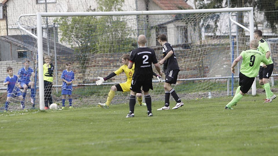 Michael Nicklisch (rechts) trifft zum Ausgleich für den FC. Foto: Christian Nebeling