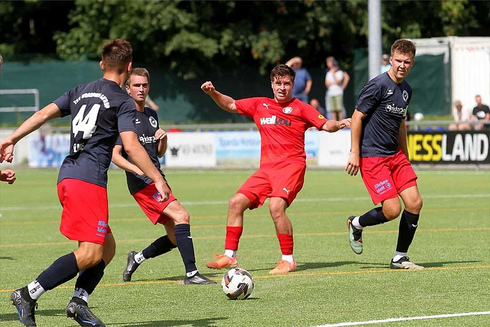 Philipp Spohn (mitte, Kilia Kiel)hat das Auge und Gespür für den tödlichen Pass.