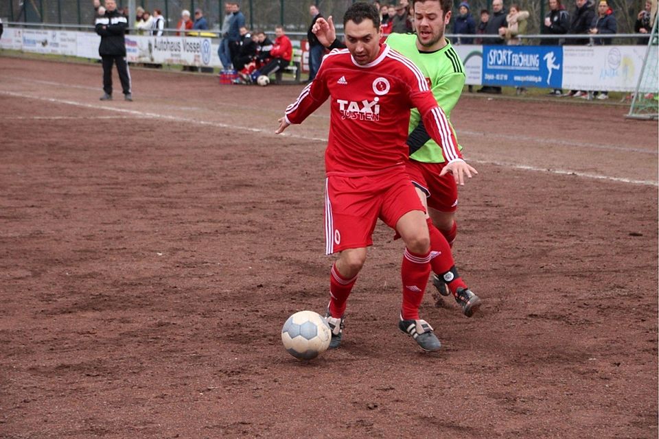 F: Bartsch Markus Hemmersbach (rotes Trikot) erzielte den 3:2 Siegtreffer für Bliesheim