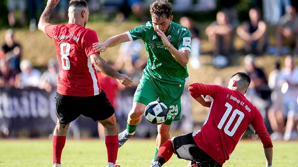 Ist in der Restrückrunde doch nicht für den TSV Bad Abbach spielberechtigt: Jannik Graf (grünes Trikot).