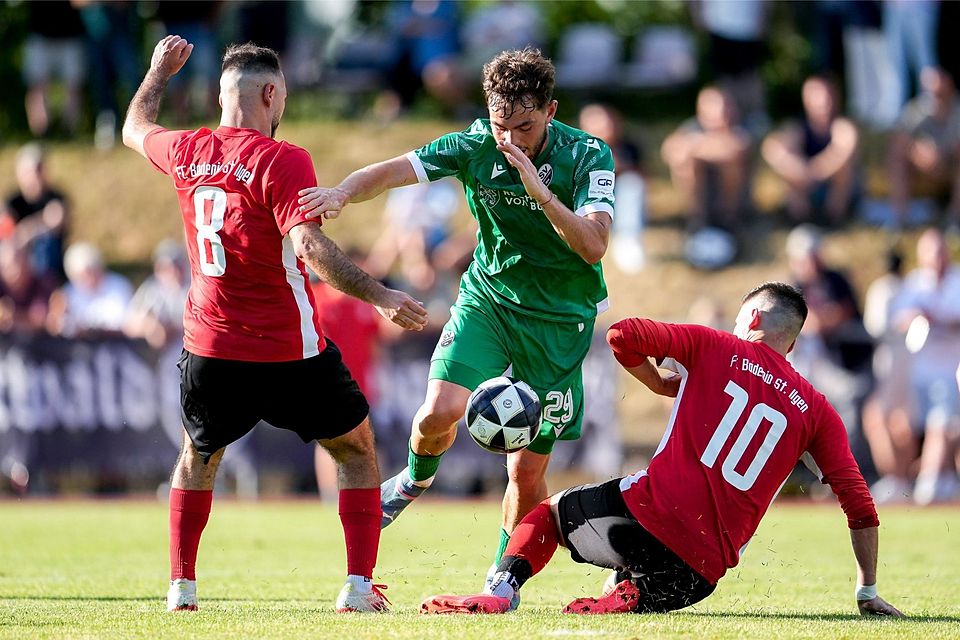 Ist in der Restrückrunde doch nicht für den TSV Bad Abbach spielberechtigt: Jannik Graf (grünes Trikot).
