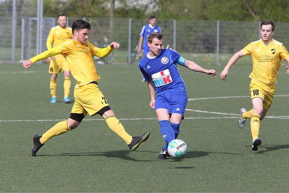 Bereit für das Fernduell mit dem SV Menden: der Bergheimer Kapitän Sven Becker (rechts), Foto: Bröhl Bereit für das Fernduell mit dem SV Menden: der Bergheimer Kapitän Sven Becker (rechts), Foto: Bröhl