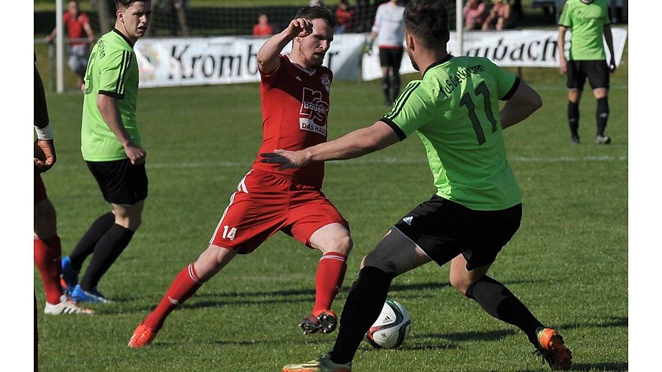 Kampf um den Ball im Kreispokalfinale des Vorjahres: Nun können die Hadamarer (rot) Revanche nehmen. Archivbild: Klein
