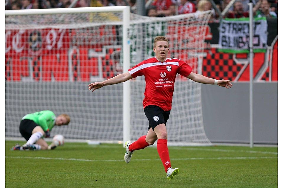 Der Anfang vom Ende: Reutlingens Pierre Eiberger (re.) feiert den Führungstreffer, Ravensburgs Keeper Clemens Frey ist am Boden. Foto: imago