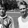Ein Bild aus alten Tagen: Jürgen Schnell posiert mit Lothar Matthäus im Tegernseer Trainingslager des FC Bayern München.